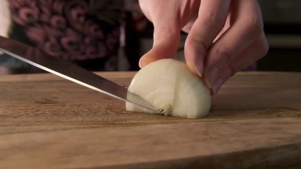 厨师在木制切碎板上切碎洋葱和骰子 — 图库视频影像