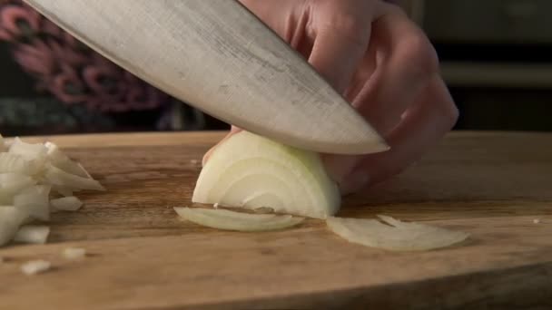 厨师在木制切碎板上切碎洋葱和骰子 — 图库视频影像