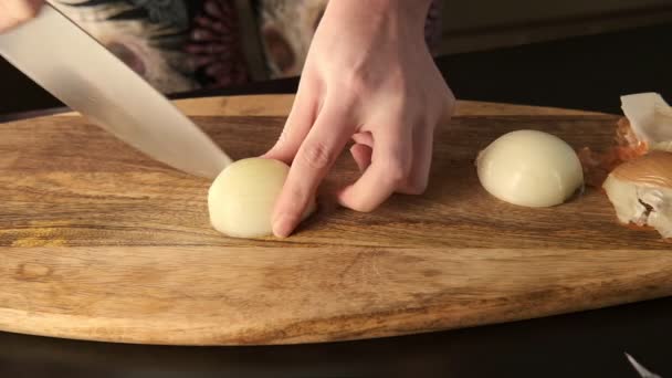 Cocinar Cortando Cortando Cebolla Dados Sobre Una Tabla Cortar Madera — Vídeos de Stock