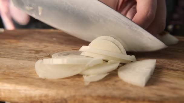 Aşçı Odun Kesme Tahtasıyla Soğan Doğruyor Yakın Çekim — Stok video