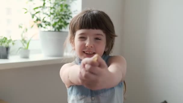 Uma Menina Anos Diverte Jogando Jogos Tiro Câmera Casa — Vídeo de Stock