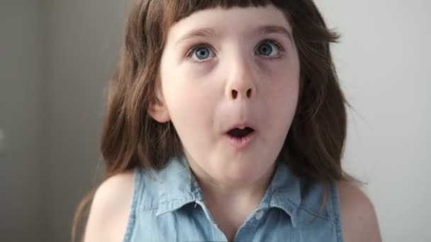 Ένα 6Χρονο Κορίτσι Ανοίγει Μάτια Της Και Γελάει Κλείσε — Αρχείο Βίντεο