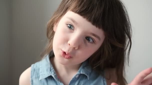 Ein Jähriges Mädchen Macht Gesichter Und Macht Gesichter Nahaufnahme — Stockvideo