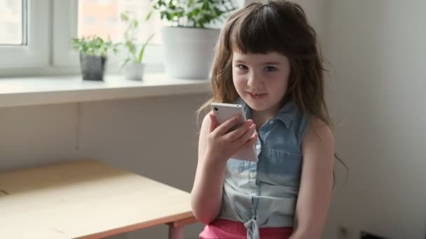 Egy Éves Lány Hangfelvételt Készít Telefonján Otthon Nevet — Stock videók