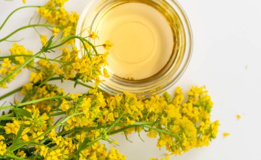 Arka planda bir kase tereyağı olan süsenli çiçekler. Kapatın. Metin için boşluk.