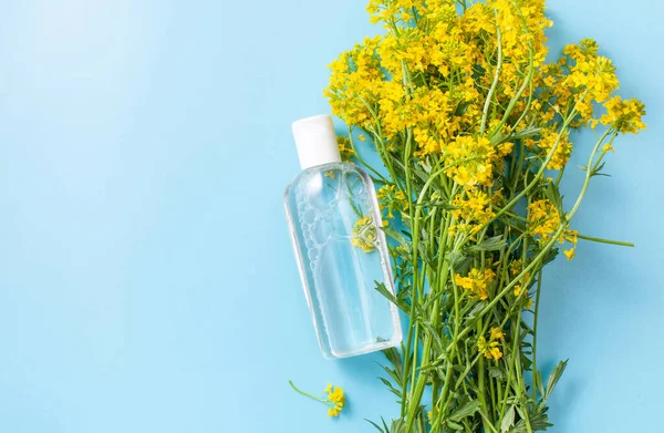 Frasco Con Líquido Las Flores Del Betún Sobre Fondo Azul — Foto de Stock