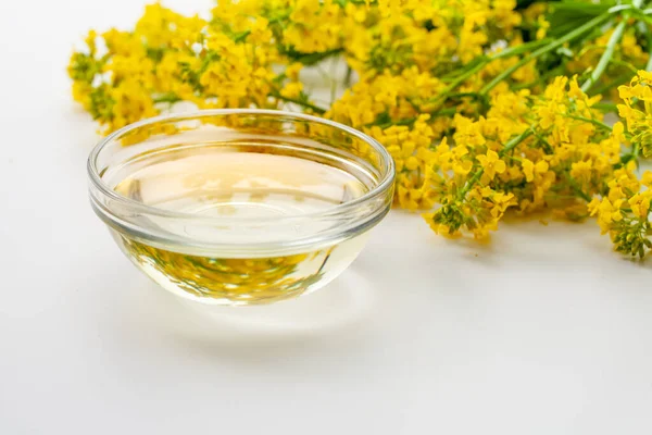 白を基調としたスプレカの花のある菜種油のボウルは 代替医療や健康的な栄養の治療に使用されます — ストック写真