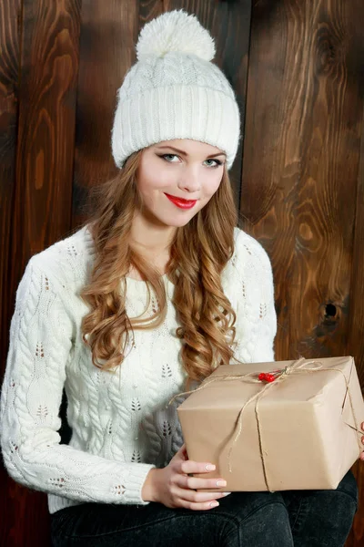 微笑的年轻女子捧着圣诞礼物 — 图库照片