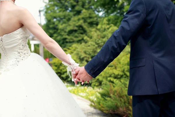 Genç çift, arka görünümü, açık düğün portre