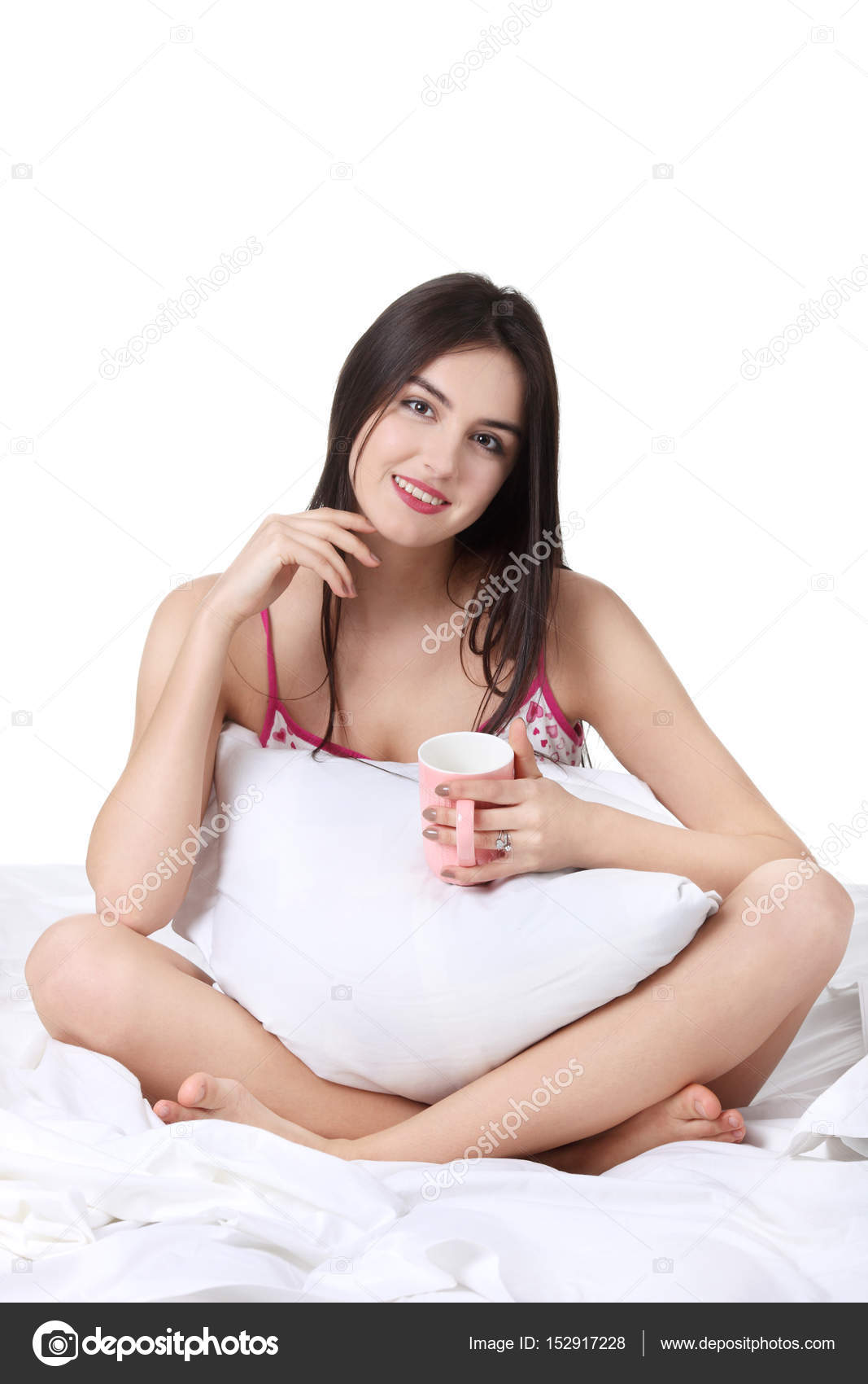 Фотки влажные девушка ласкает себя под одеялом порно офисах