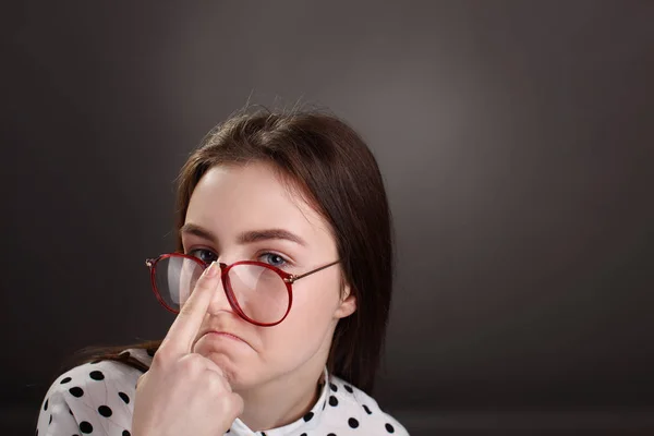 Verrücktes Mädchen berührt Brille, Porträtstudio isoliert — Stockfoto