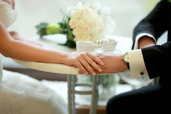 Bruid en grooms koffie tijd, koffiepauze. Hand in hand — Stockfoto