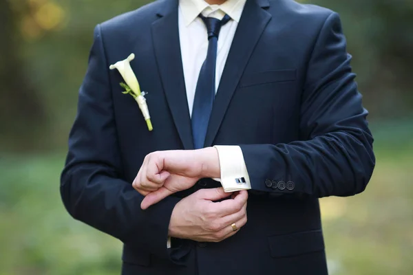 Bruiloft voorbereiden. Bruidegom buttoning manchetknopen op witte shirt voor bruiloft. Bruidsparen kleding. — Stockfoto