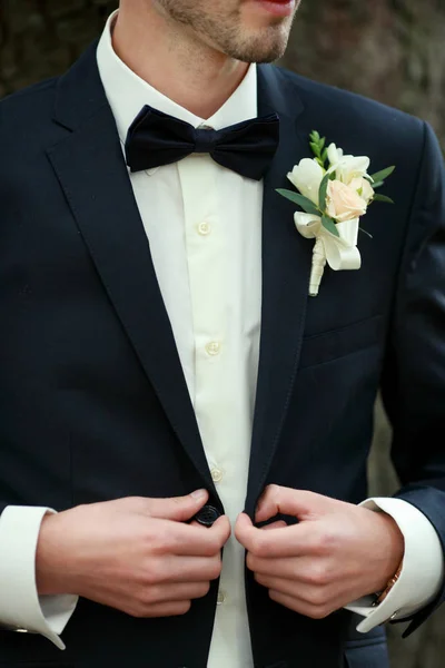 Gekozen bruidegom met knoopsgat.Bruiloft details, mooie boutonniere, heren details — Stockfoto