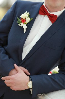 Düğme delikli bir damat. Düğün detayları, güzel yaka çiçekleri, erkek ayrıntıları.