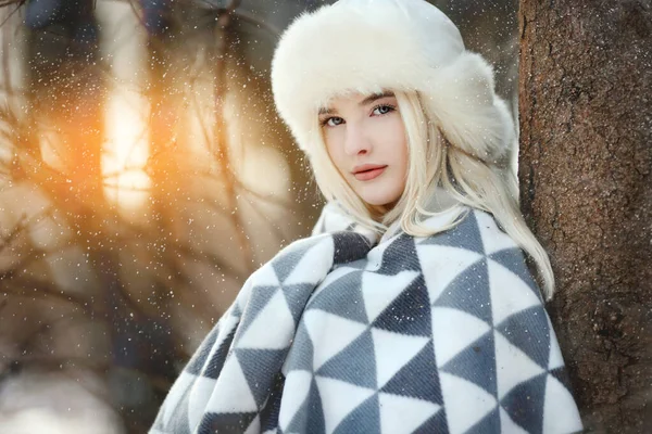 冬季风光的美丽女人 — 图库照片
