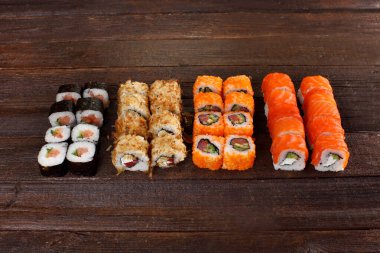 Tahta tabakta taze suşi rolleri