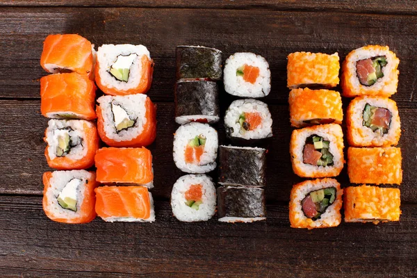 Świeże role sushi na drewnianym talerzu — Zdjęcie stockowe