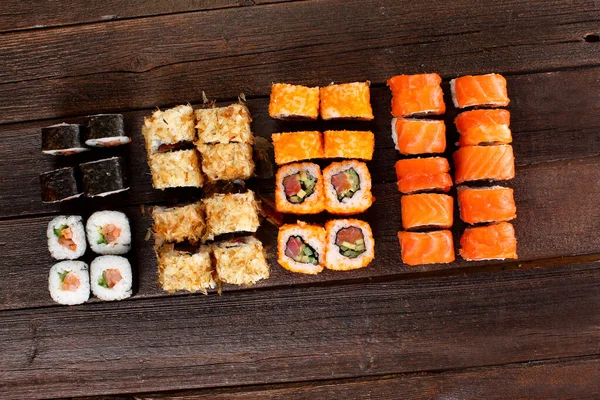 Japanska köket. Lax sushi nigiri — Stockfoto