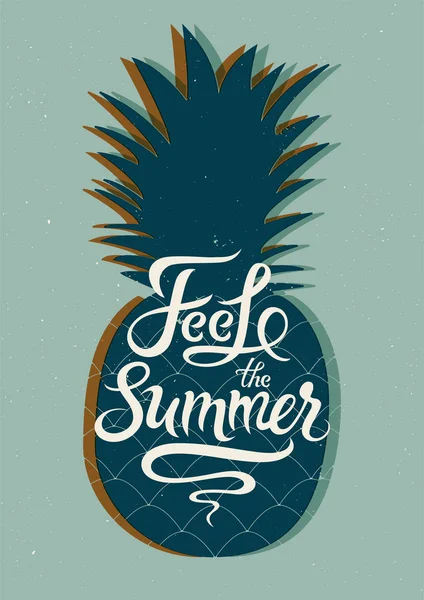 Poczuj lato. Letnie owoce kaligraficzny plakat z ananasem. Ilustracja wektorowa retro. — Wektor stockowy