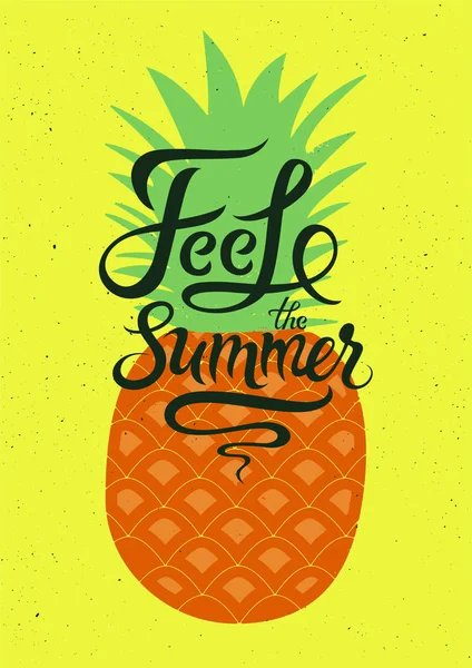 Den Sommer spüren. Kalligrafisches Sommerfruchtposter mit Ananas. Retro-Vektor-Illustration. — Stockvektor