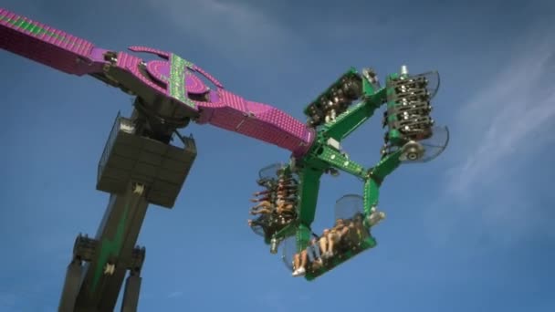 Människor på Carnival Ride, 4k — Stockvideo