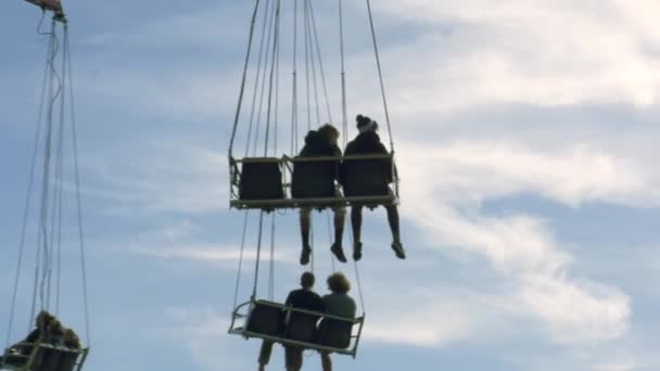 Silhouette di varie persone a cavallo Swing, 4K — Video Stock