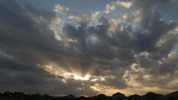 Ascenso aéreo por encima del vecindario al atardecer, 4K — Vídeo de stock