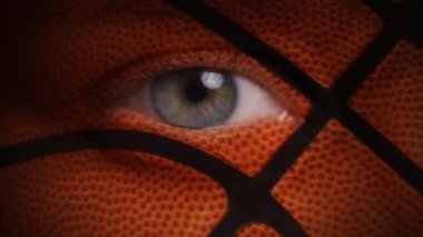 Basketbol Fan göz 4k bir erkek yüz doku ile göz ve yüzünde boyalı bir basketbol çizgi bir yakın çekim şekil