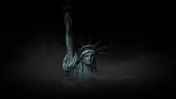自由下沉在晚上4K 环路功能在一个黑色的气氛中的中心 一个水的自由女神像在一个循环的雕像周围滚动雾少量的水反射 — 图库视频影像