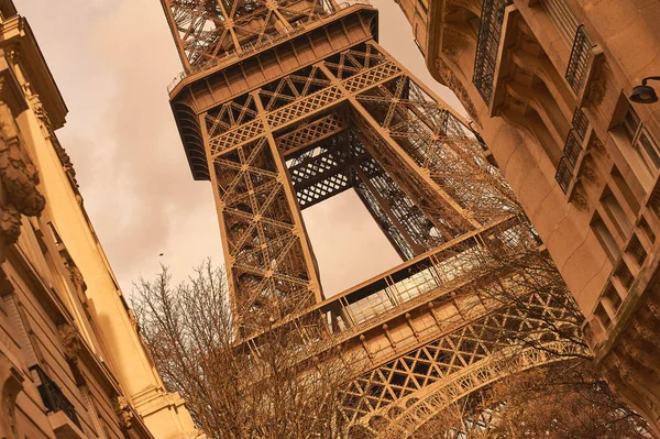 Vista em estilo Rusty e vintage na Torre Eiffel inclinada e cercada por outros edifícios — Fotografia de Stock
