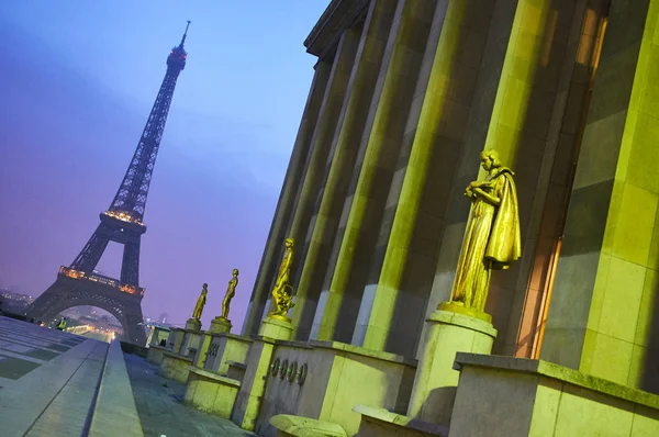 Torre Eiffel durante o amanhecer e praça sem pessoas — Fotografia de Stock