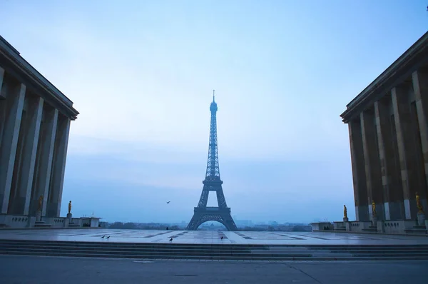 Eiffelova věž během ranní východ slunce a náměstí bez lidí — Stock fotografie