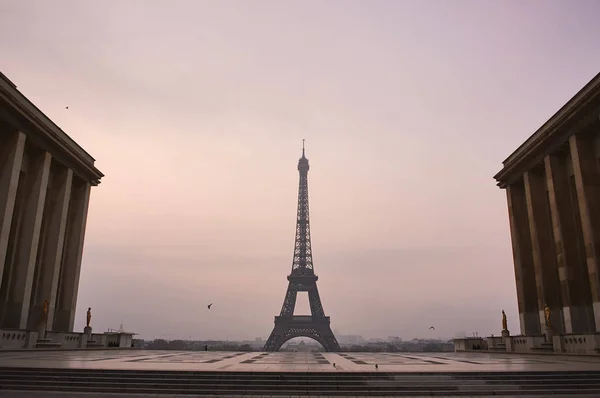Eiffel tower during early morning sunrise and square without people — Stock Photo, Image