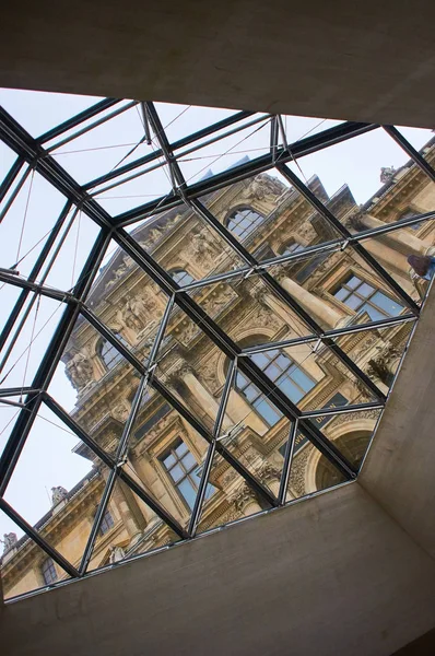 Museu do Louvre de Paris e vista superior pela janela artística — Fotografia de Stock