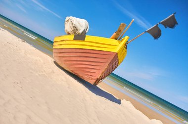 Balıkçı teknesi ile dramatik gökyüzü yaz sırasında Polonya Baltık Denizi kumlu plajda