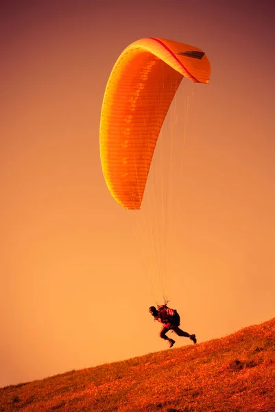 Paraglider vliegen op Zar berg Bielski — Stockfoto