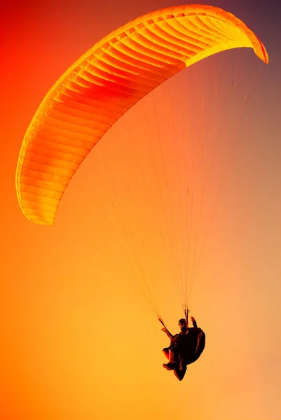 Paraglider vliegen op Zar berg Bielski — Stockfoto