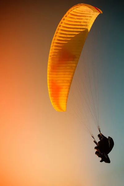 Paraglider vliegen op Zar berg Bielski — Stockfoto