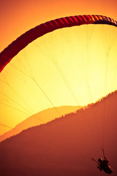 Paraglider vliegen op Zar berg Bielski — Stockfoto