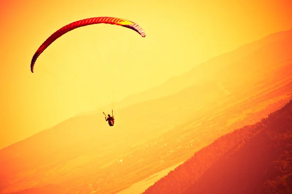 Paraglider vliegen op Zar berg Bielski — Stockfoto