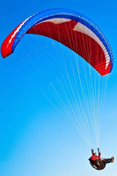 Paraglider vliegen op Zar berg Bielski — Stockfoto