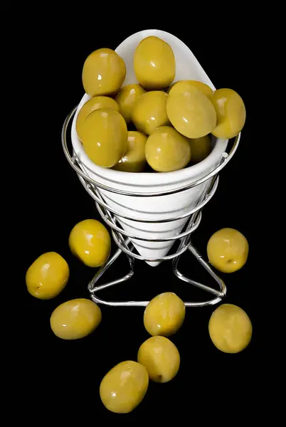 Grüne Oliven in einem weißen Keramikkegel — Stockfoto
