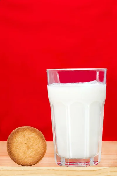 Vaso de leche con galleta —  Fotos de Stock
