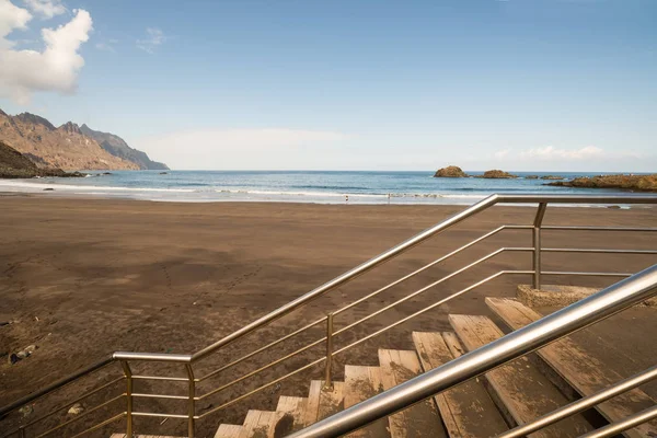 Tenerife a Kanári-szigeteken pihentető beach. — Stock Fotó