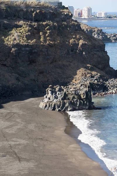 Pláž Bollullo s městem Puerto de la Cruz na pozadí. — Stock fotografie