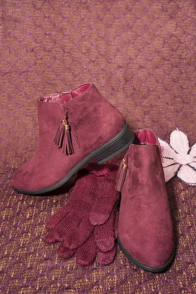 Czerwone buty i rękawice kobiety — Zdjęcie stockowe