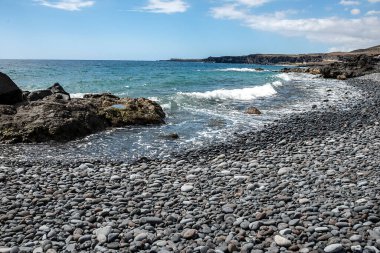 Güneşli bir günde Stones plajı. Las Eras Tenerife İspanya