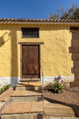 Güneşli bir günde mavi gökyüzü olan eski İspanyol sömürge evi