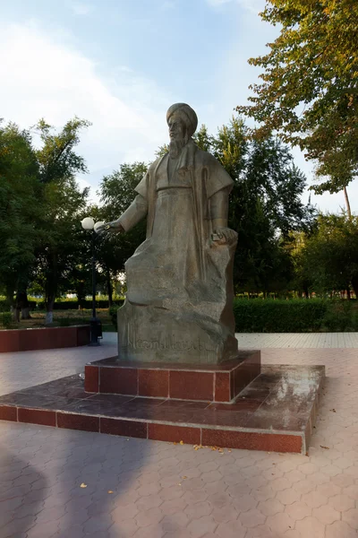 Astracán Rusia - 27 de agosto de 2016: El único monumento Magtymguly 1724 - 1807, líder espiritual turcomano y poeta filosófico, en Rusia . — Foto de Stock